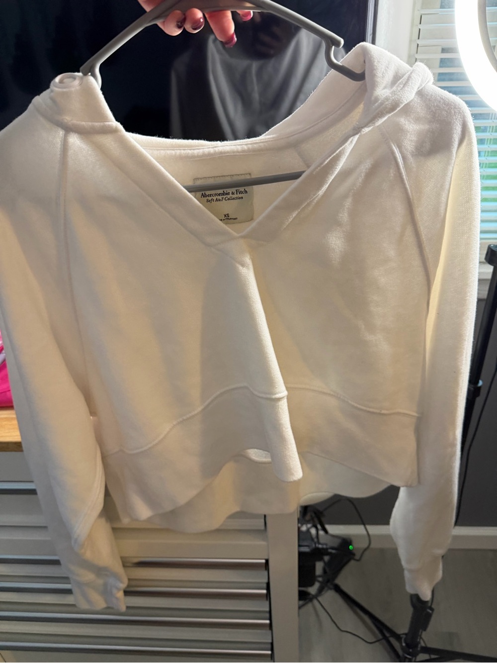 Abercrombie & Fitch Women's Cream V-Neck Cropped Hoodie